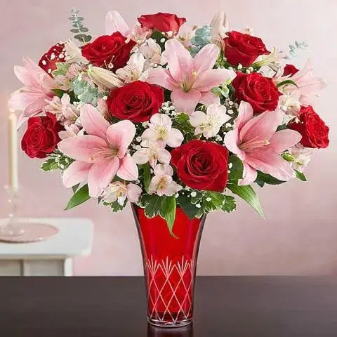 πολυτελές μπουκέτο λουλουδιών με προσεγμένη σύνθεση και κομψή εμφάνιση